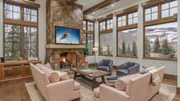 Alpenglow Peaks Lodge